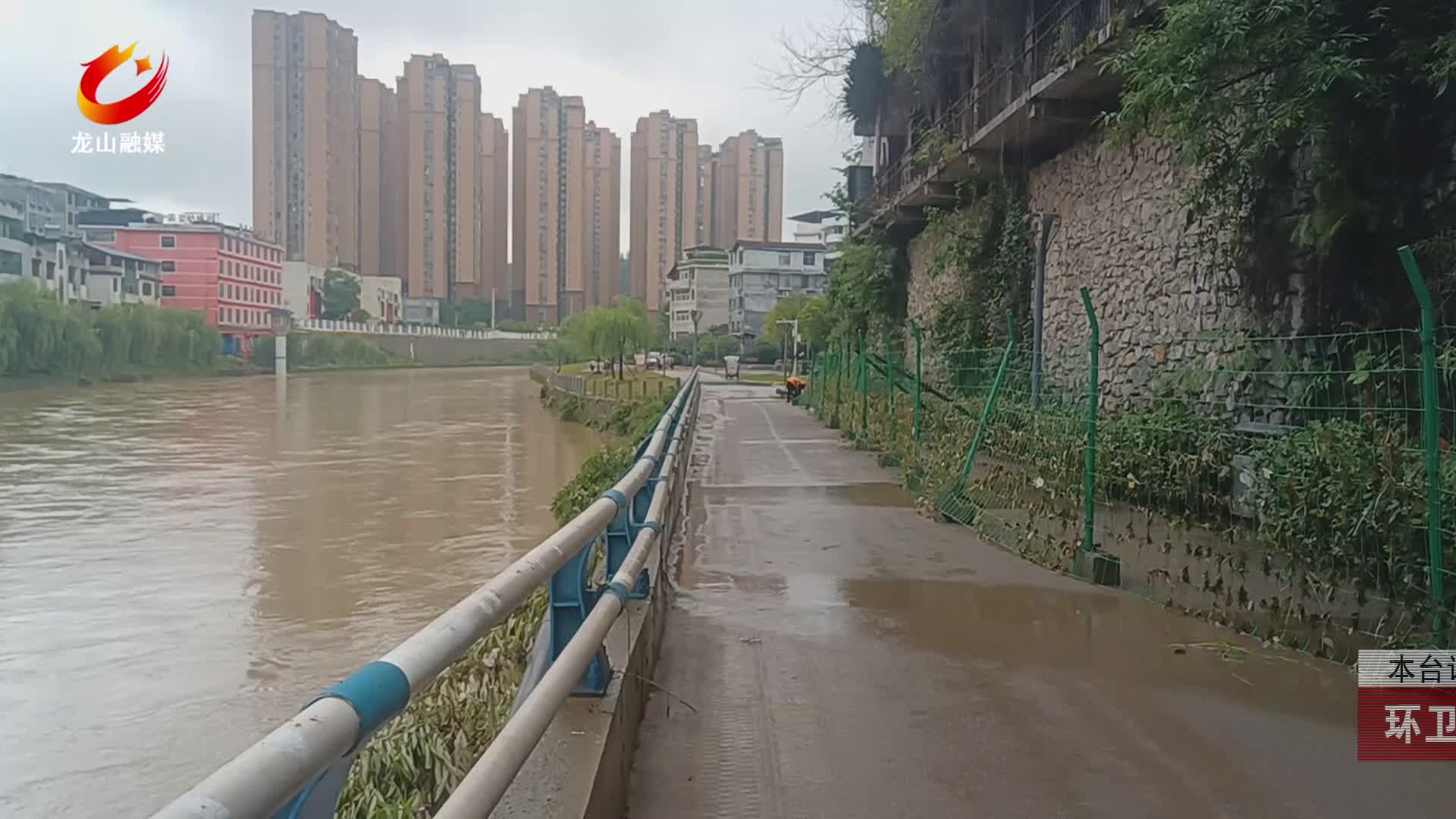 【龙山新闻】环卫工人清扫垃圾