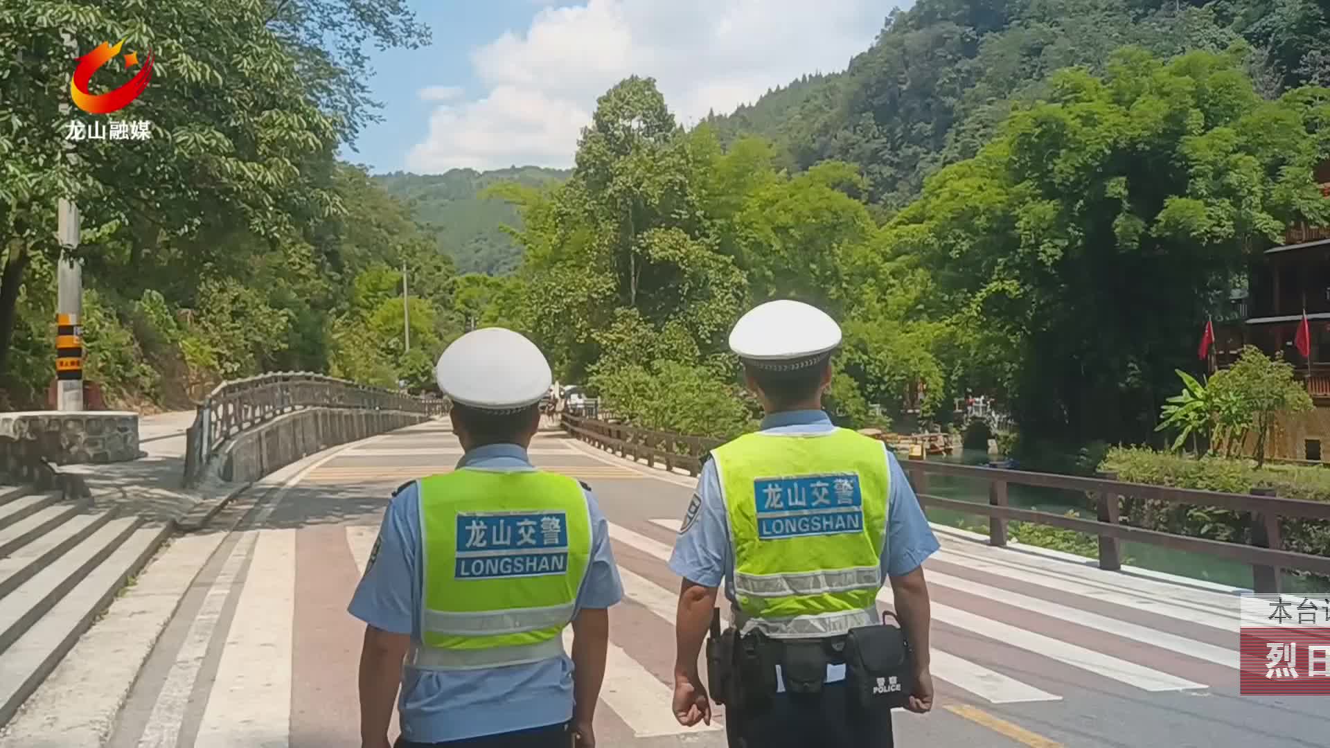 【龙山新闻】烈日下坚守·公安交警：严格执法保畅通