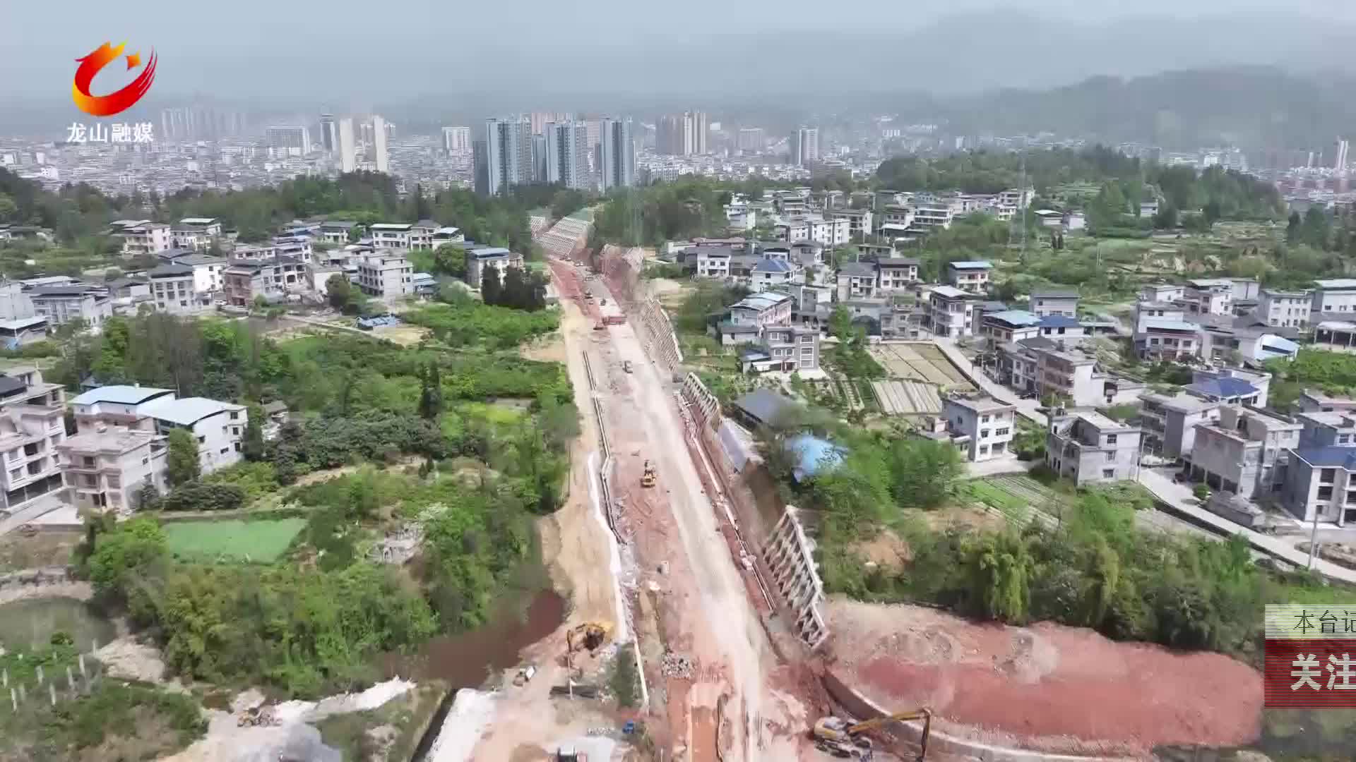 【龙山新闻】关注重点工程：长沙路延伸段道路工程水稳施工有序推进