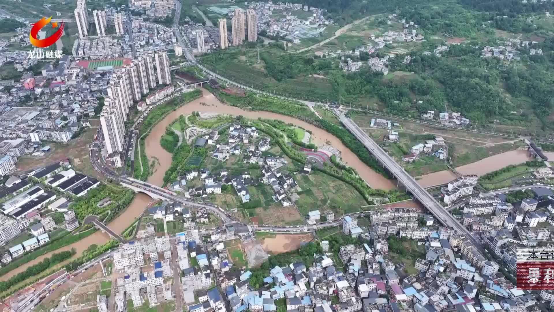 【龙山新闻】果利河涨水2米 洪峰安全过境
