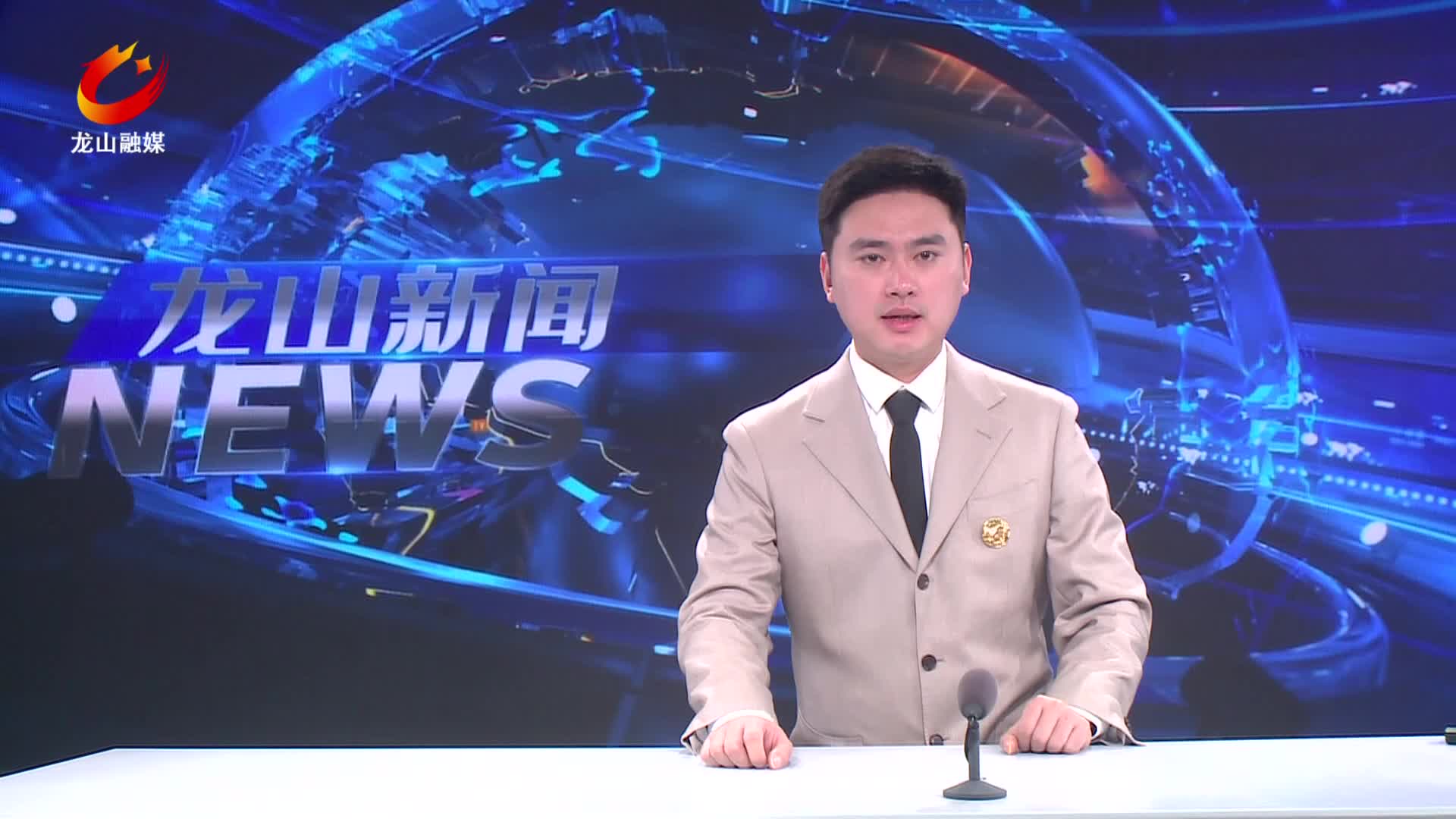 【龙山新闻】高速交警昼夜战冰雪 多部门联动保畅通