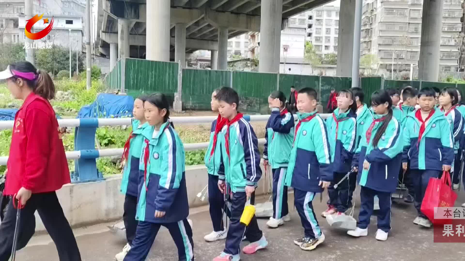 【龙山新闻】果利河畔学雷锋 劳动实践护家园