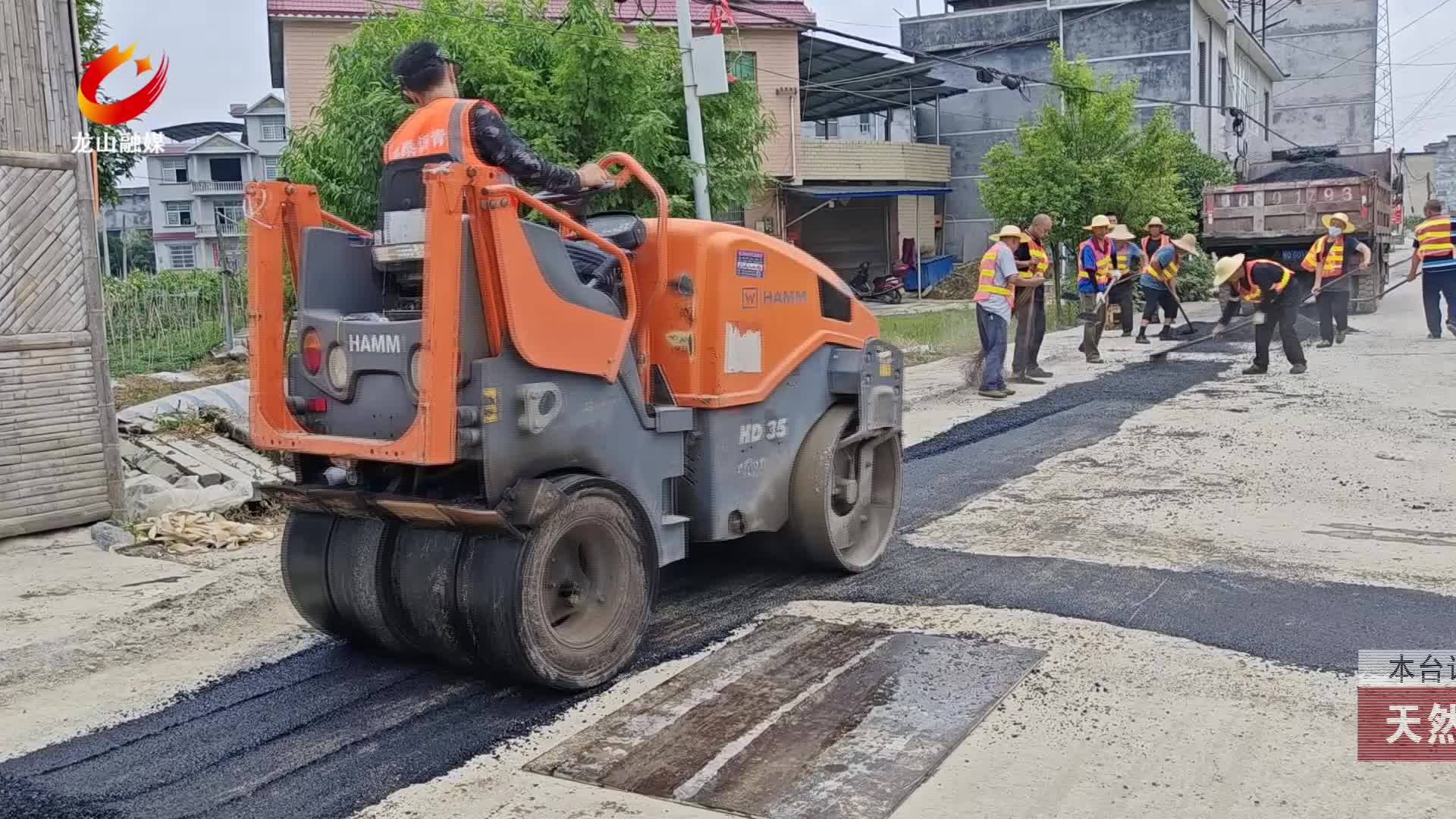 【龙山新闻】天然气改造皇仓社区段进行路面炒砂摊铺