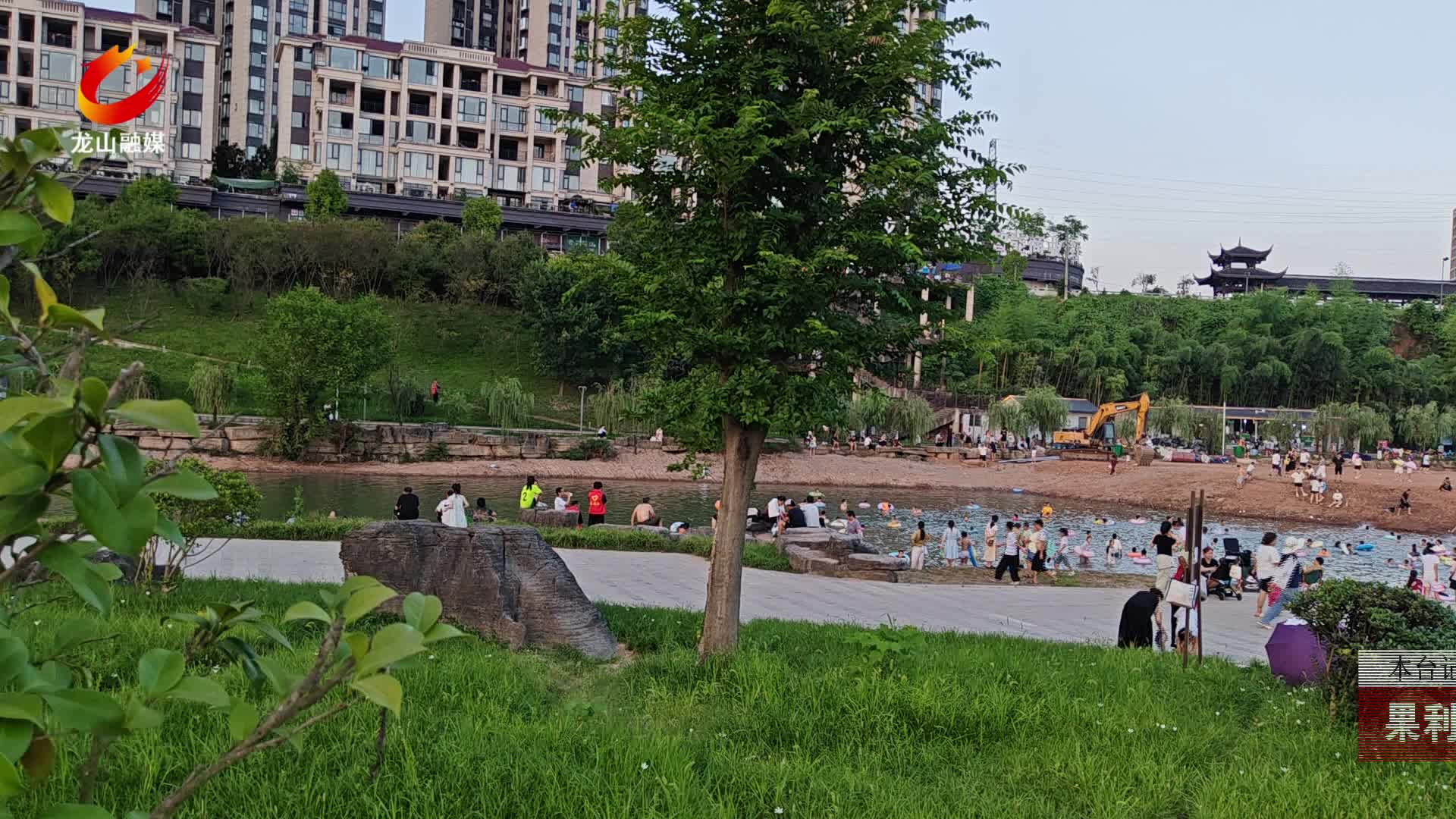 【龙山新闻】果利河公共浴场人气爆棚市民乐享惬意时光