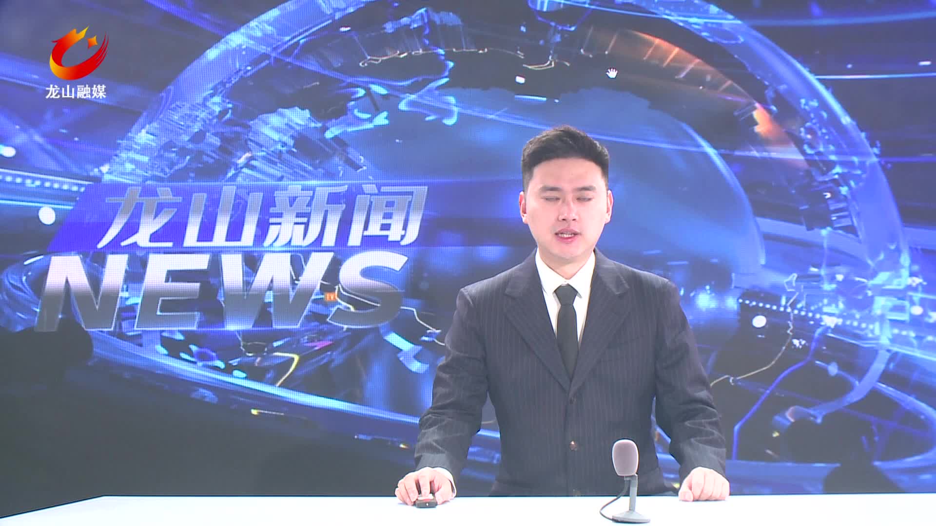 【龙山新闻】战高温护绿植 洒水润城焕新颜